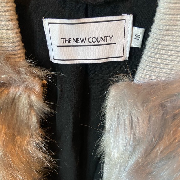 Cold! In this silver faux fur ! - Picture 4 of 6